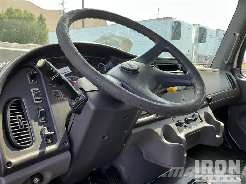Freightliner M2 106 4x2 Van Truck Skriňová nadstavba