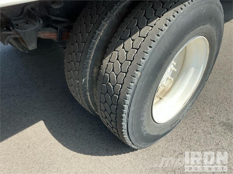 Freightliner M2 106 4x2 Van Truck Skriňová nadstavba