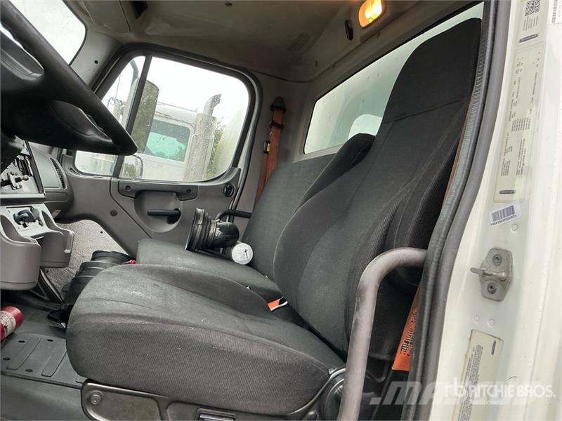 Freightliner M2 106 4x2 Van Truck (Inoperable) Umpikorikuorma-autot