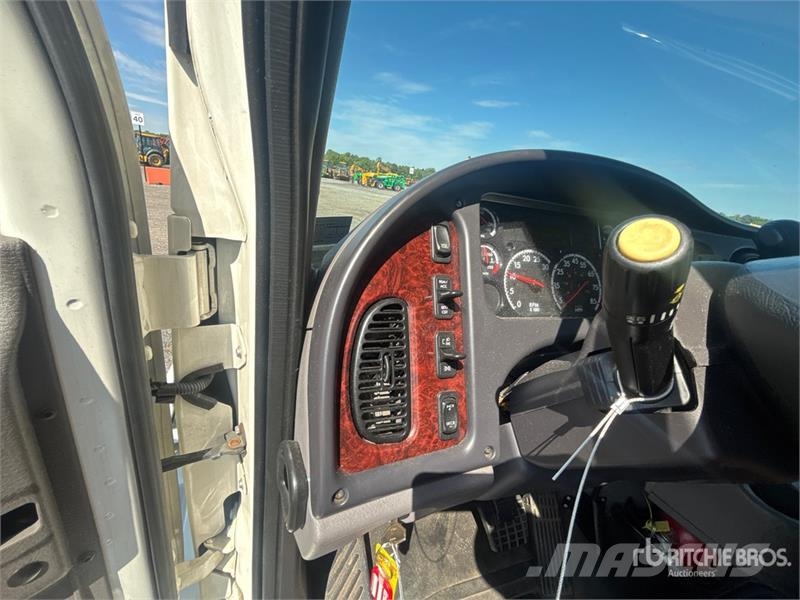 Freightliner M2 106 4x2 Van Truck (Inoperable) Camion cassonati