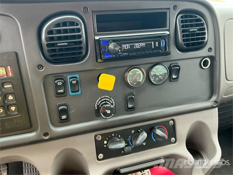 Freightliner M2 106 4x2 Van Truck Dobozos teherautók
