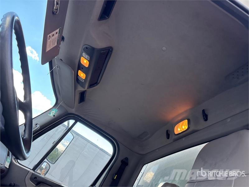 Freightliner M2 106 4x2 Van Truck (Inoperable) Kapali kasa kamyonlar