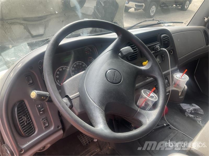 Freightliner M2 106 4x2 Van Truck (Inoperable) Samochody ciężarowe ze skrzynią zamkniętą