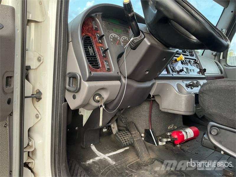 Freightliner M2 106 4x2 Van Truck ボックスボディー、ウイング、箱車
