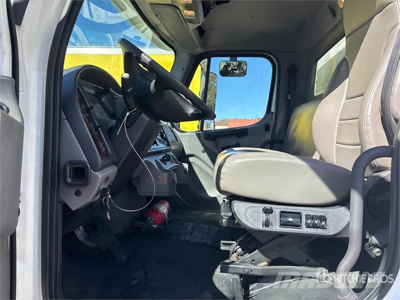 Freightliner M2 106 4x2 Van Truck Furgons
