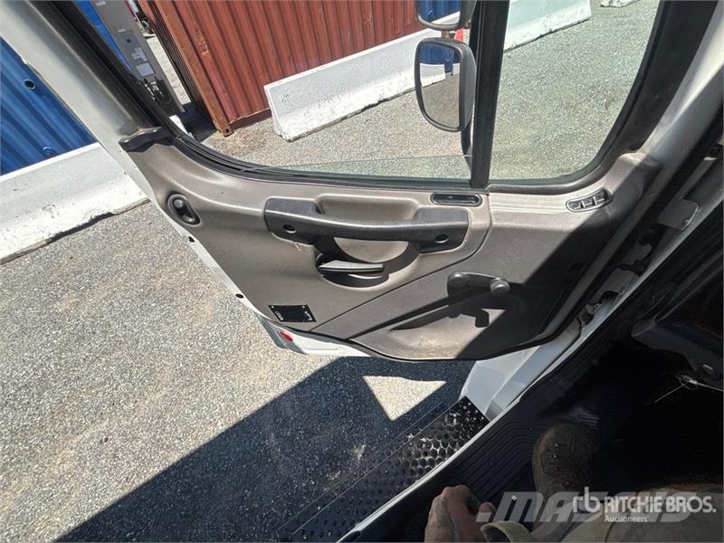 Freightliner M2 106 4x2 Van Truck Каросерии