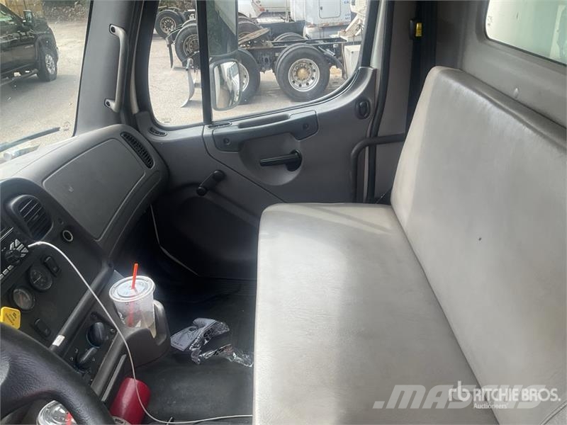 Freightliner M2 106 4x2 Van Truck (Inoperable) Samochody ciężarowe ze skrzynią zamkniętą