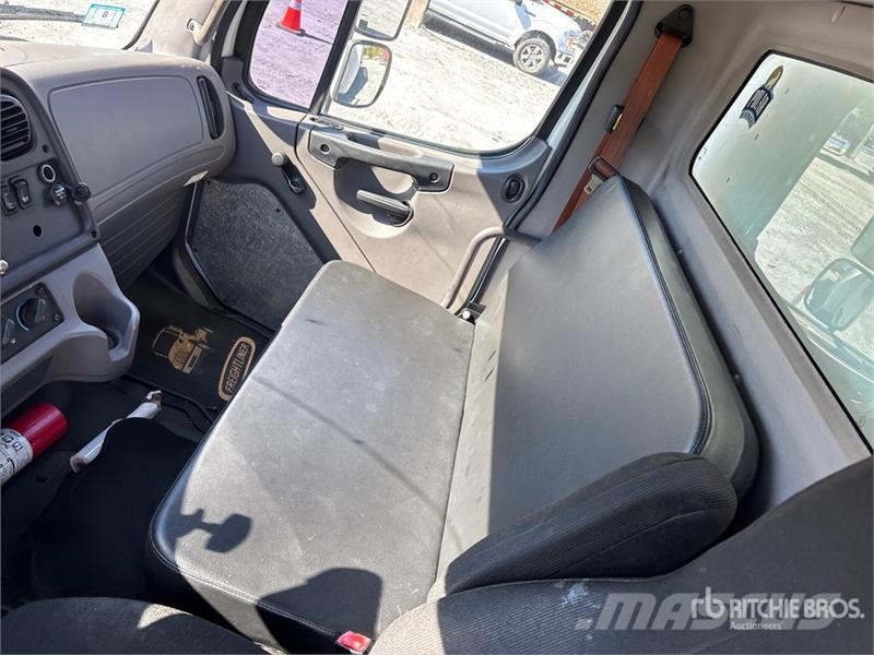 Freightliner M2 106 4x2 Van Truck Furgoonautod
