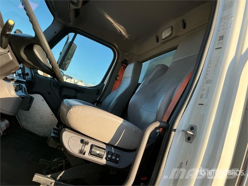 Freightliner M2 106 4x2 Van Truck Furgons