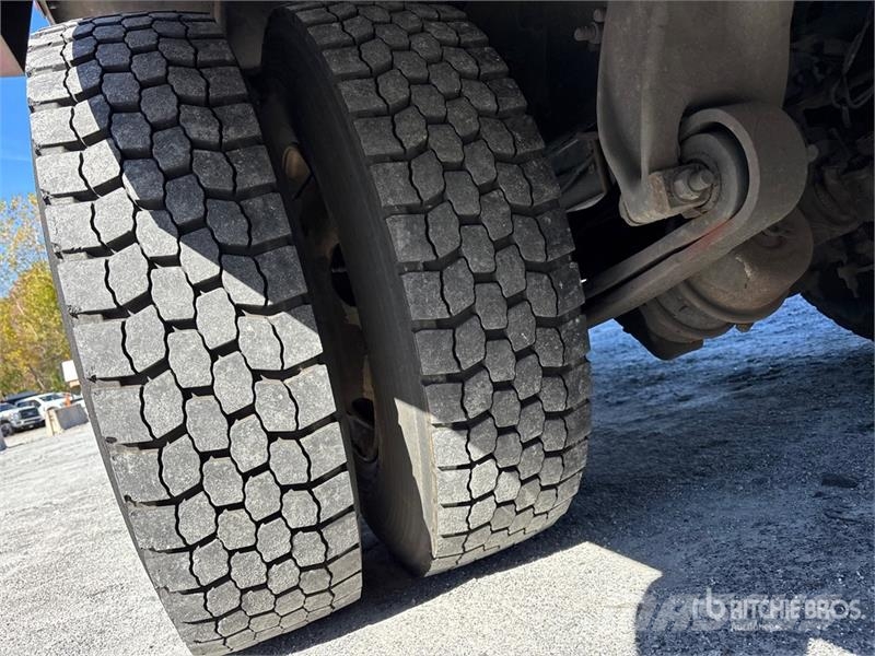 Freightliner M2 106 4x2 Moving Extended Cab Van Truck Фургони
