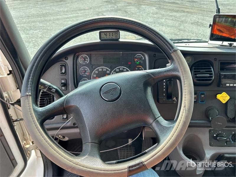 Freightliner M2 106 4x2 Van Truck Furgons