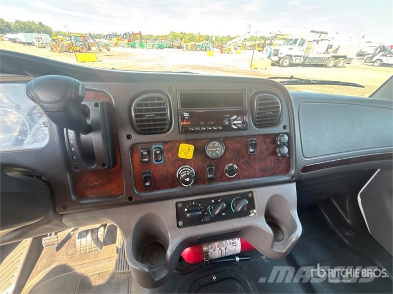 Freightliner M2 106 4x2 Van Truck (Inoperable) Camion cassonati
