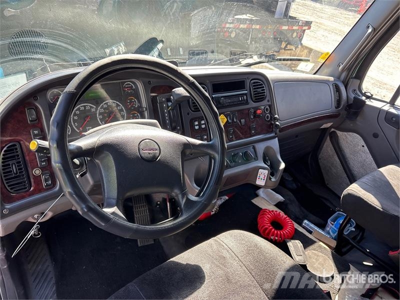 Freightliner M2 106 4x2 Moving Extended Cab Van Truck Фургони