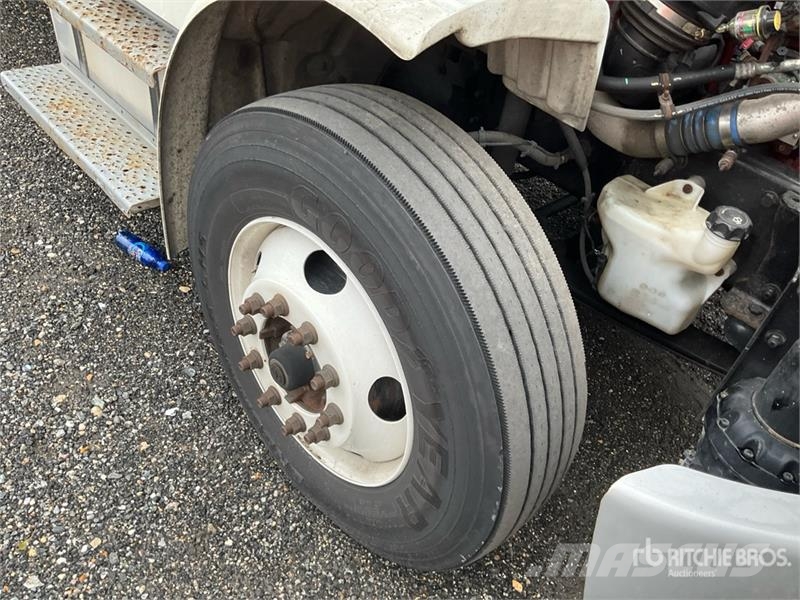 Freightliner M2 106 4x2 Van Truck Kapali kasa kamyonlar