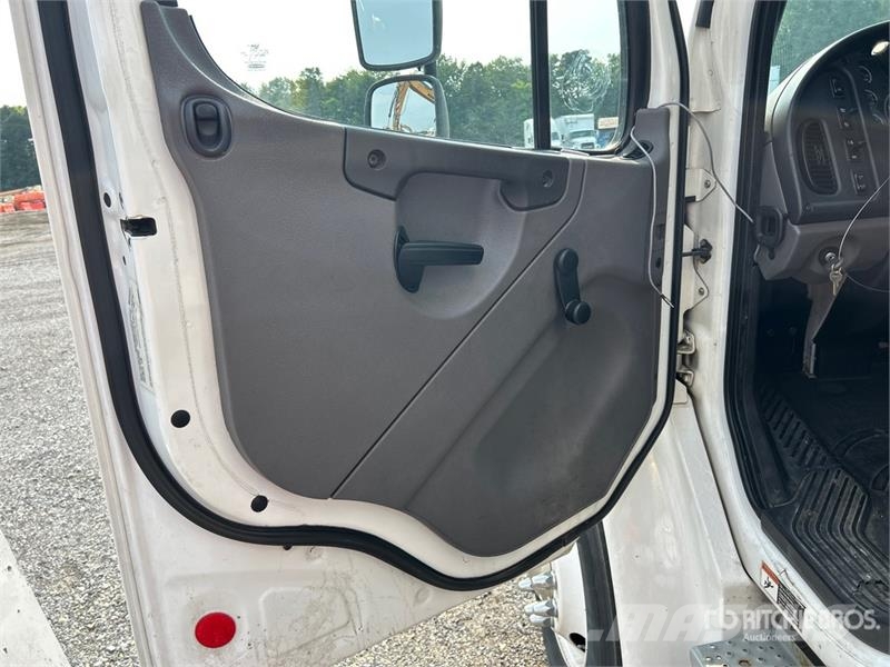 Freightliner M2 106 4x2 Van Truck Furgons