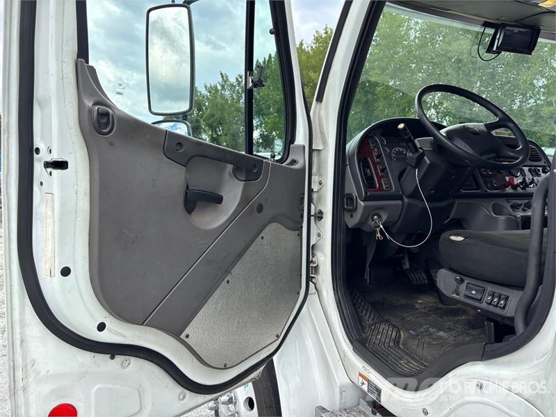 Freightliner M2 106 4x2 Extended Cab Tow Truck Hinausautot