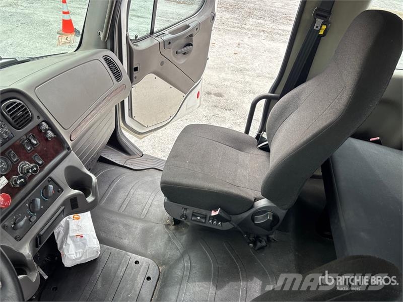Freightliner M2 106 4x2 Extended Cab Tow Truck Hinausautot