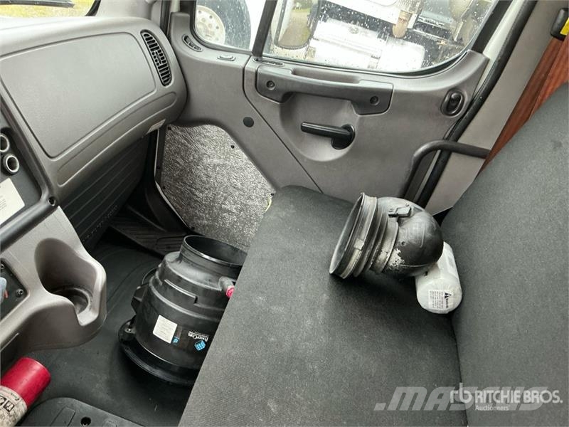 Freightliner M2 106 4x2 Van Truck (Inoperable) Umpikorikuorma-autot