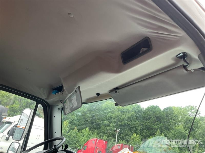 Freightliner M2 106 4x2 Van Truck Kapali kasa kamyonlar
