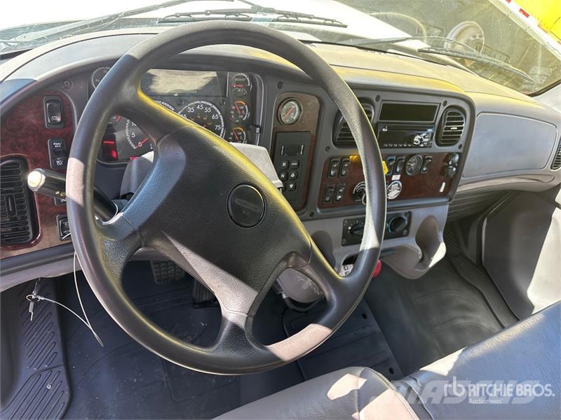 Freightliner M2 106 4x2 Van Truck Furgons