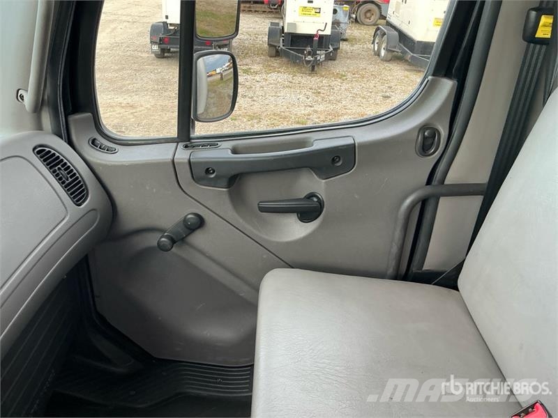 Freightliner M2 106 4x2 Van Truck Dobozos teherautók
