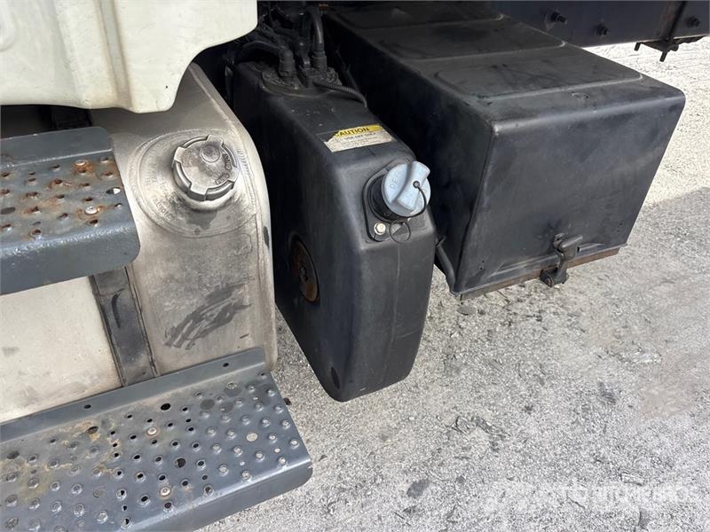 Freightliner M2 106 4x2 Van Truck Skříňová nástavba