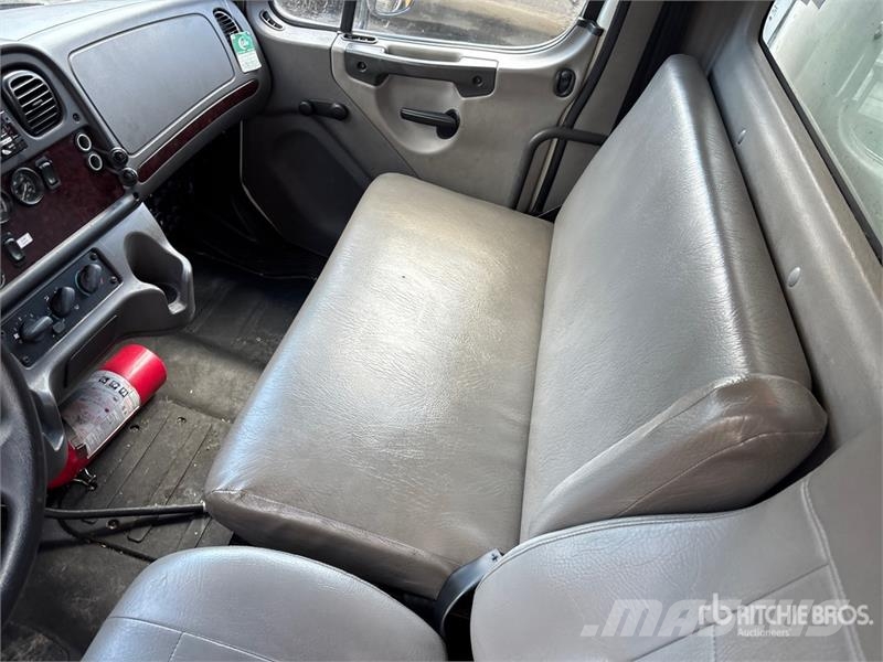 Freightliner M2 106 4x2 Van Truck (Inoperable) Kapali kasa kamyonlar