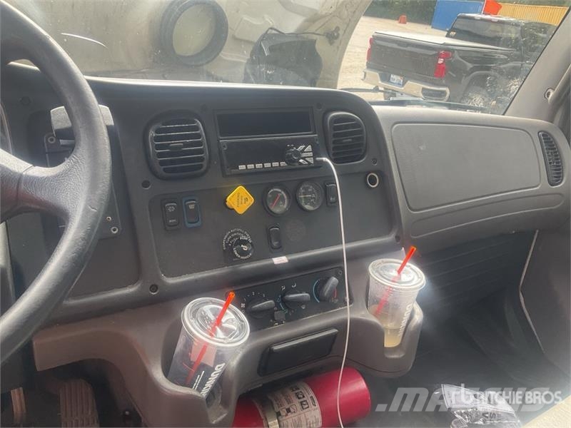 Freightliner M2 106 4x2 Van Truck (Inoperable) Samochody ciężarowe ze skrzynią zamkniętą