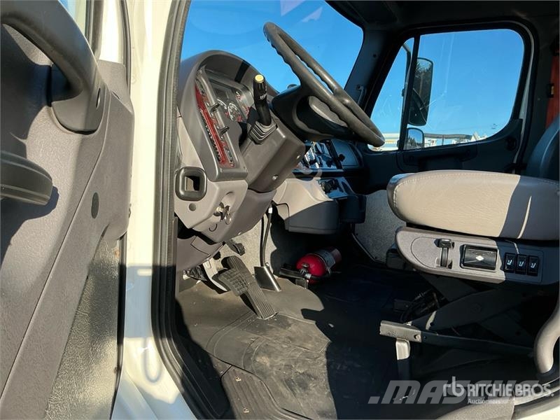 Freightliner M2 106 4x2 Van Truck Furgons