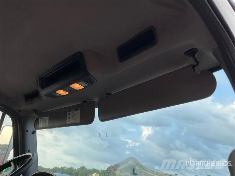 Freightliner M2 106 4x2 Van Truck ボックスボディー、ウイング、箱車