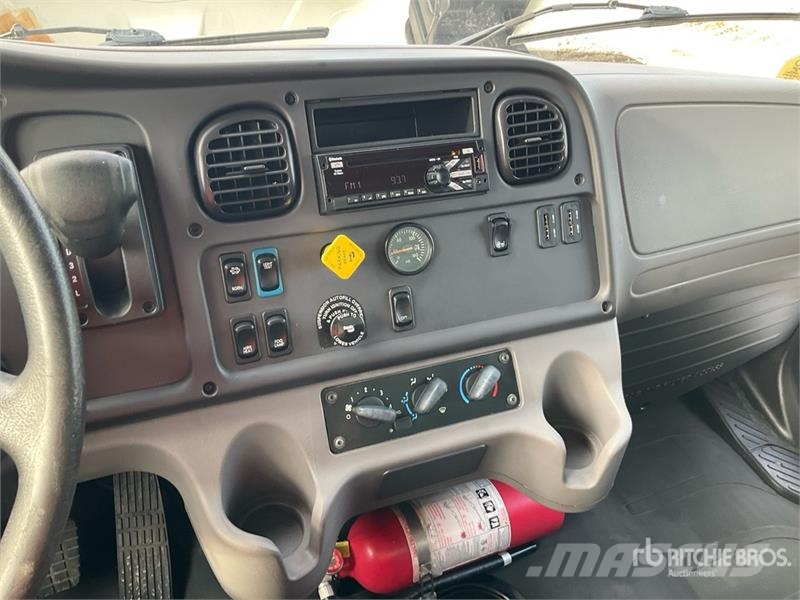 Freightliner M2 106 4x2 Van Truck Sunkvežimiai su dengtu kėbulu