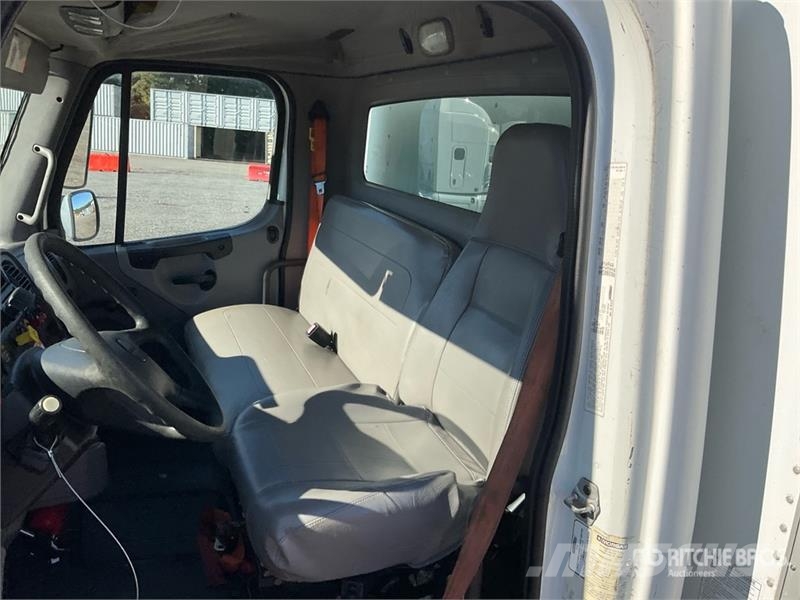 Freightliner M2 106 4x2 Van Truck Каросерии