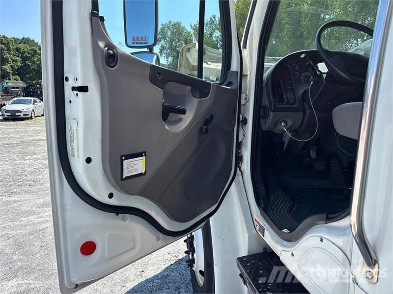 Freightliner M2 106 4x2 Van Truck Skriňová nadstavba