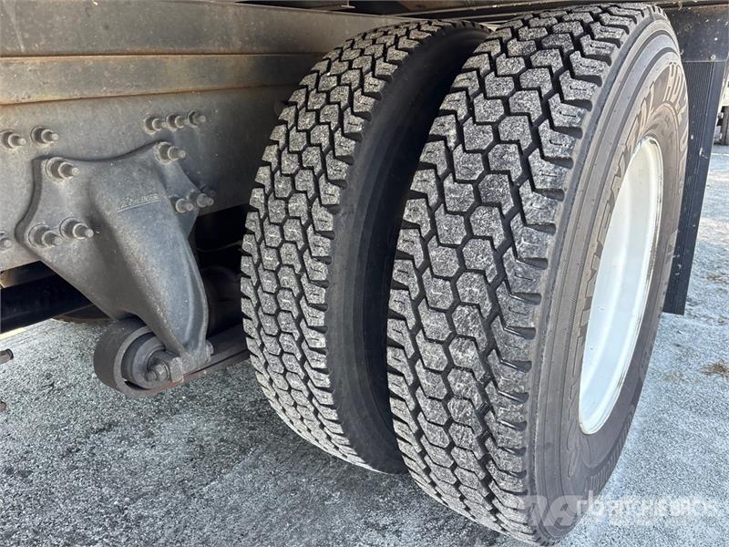 Freightliner M2 106 4x2 Van Truck Skriňová nadstavba
