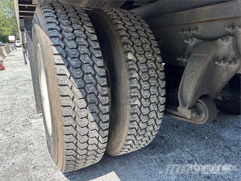 Freightliner M2 106 4x2 Van Truck Skriňová nadstavba