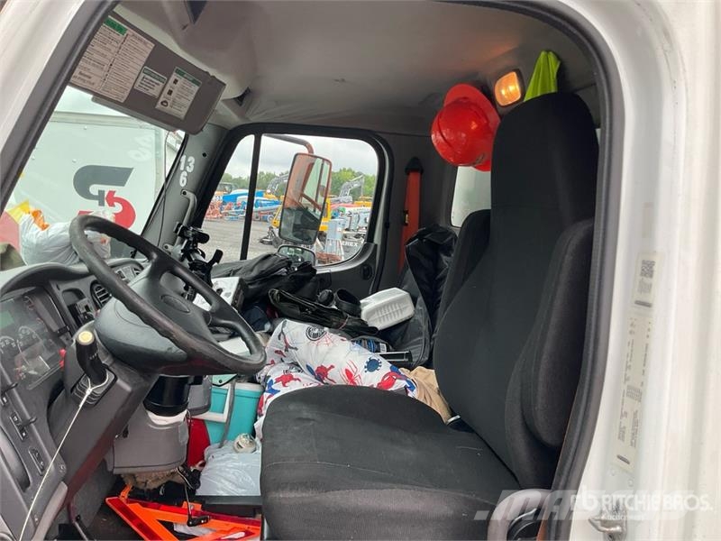 Freightliner M2 106 4x2 Van Truck Kapali kasa kamyonlar