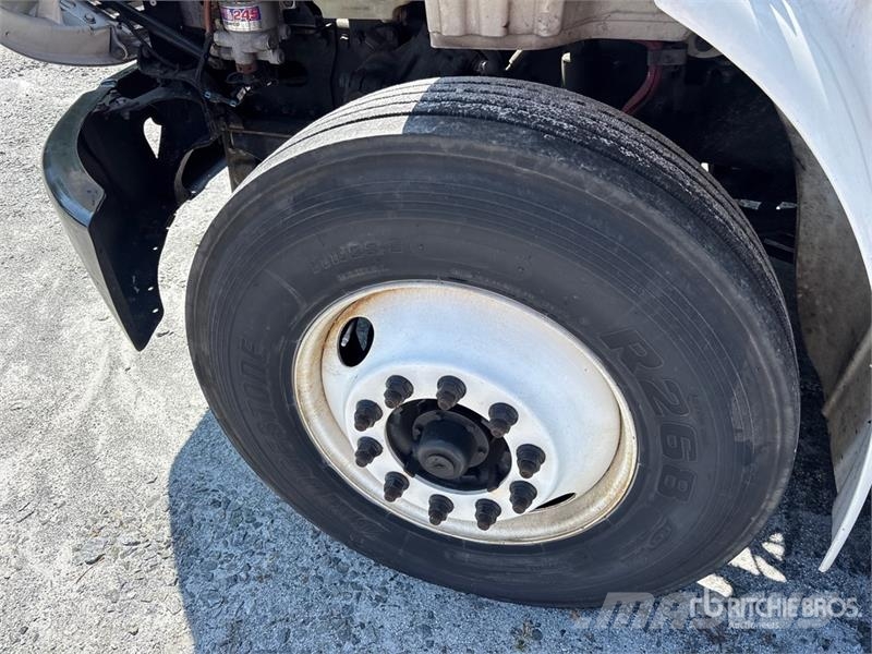 Freightliner M2 106 4x2 Van Truck Skriňová nadstavba