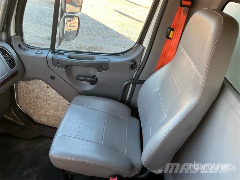 Freightliner M2 106 4x2 Van Truck Furgons