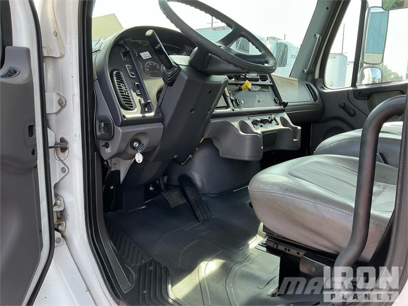 Freightliner M2 106 4x2 Van Truck Skriňová nadstavba