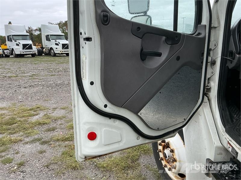 Freightliner M2 106 4x2 Van Truck (Inoperable) Umpikorikuorma-autot