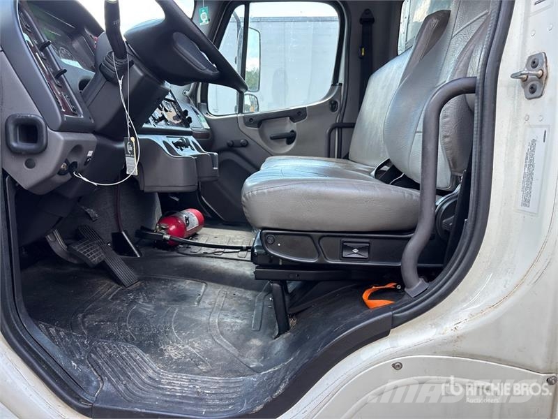 Freightliner M2 106 4x2 Van Truck (Inoperable) Kapali kasa kamyonlar