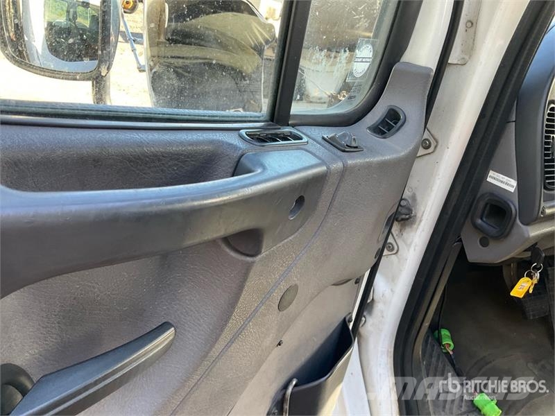 Freightliner M2 106 6x4 Van Truck Sanduk kamioni