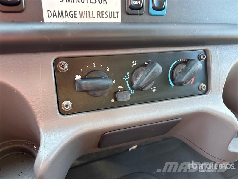 Freightliner M2 106 6x2 Van Truck Tovornjaki zabojniki