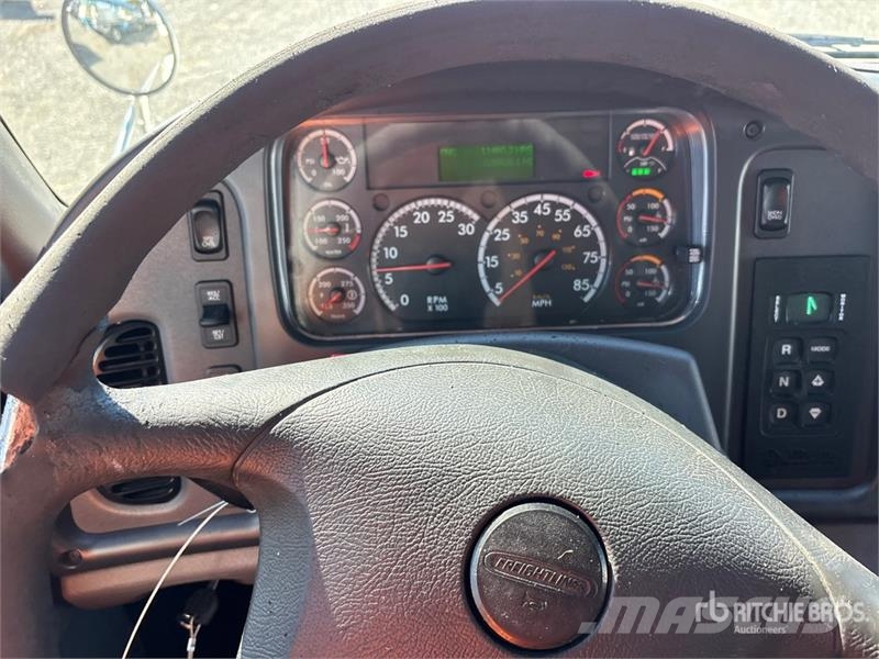 Freightliner M2 106 6x2 Van Truck Tovornjaki zabojniki