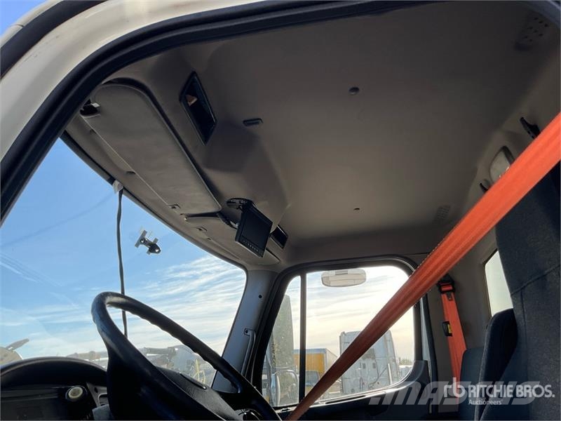 Freightliner M2 106 6x4 Van Truck Sanduk kamioni