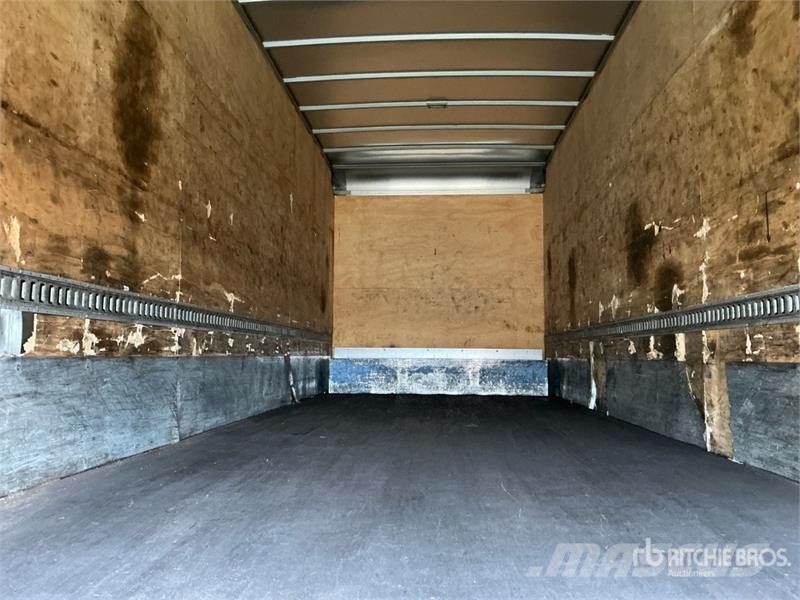 Freightliner M2 106 6x4 Van Truck Camiones caja cerrada