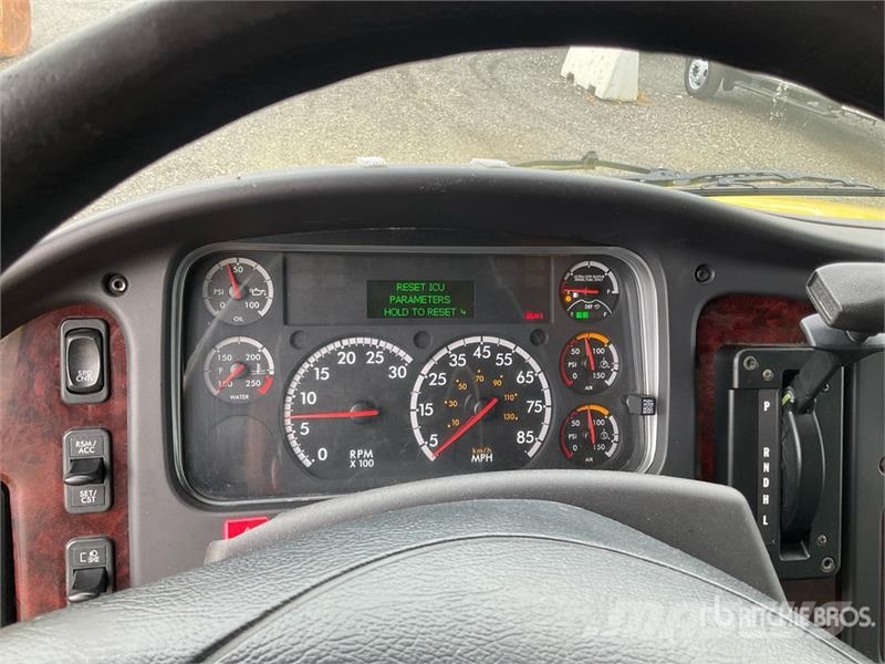 Freightliner M2 106 Van Truck Sanduk kamioni