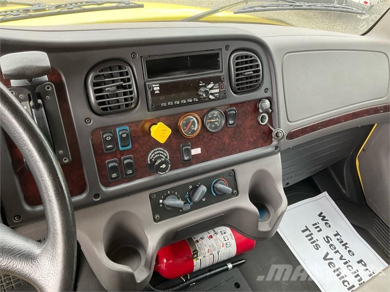 Freightliner M2 106 Van Truck Sanduk kamioni