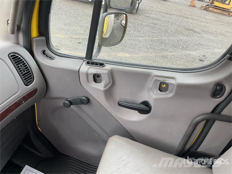 Freightliner M2 106 Van Truck Sanduk kamioni