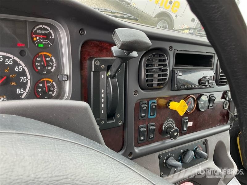 Freightliner M2 106 Van Truck Sanduk kamioni